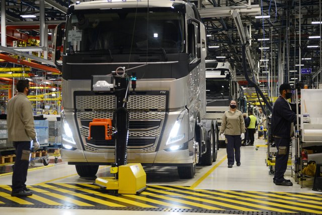 Volvo começa a produzir novos caminhões FH, FM e FMX no Brasil