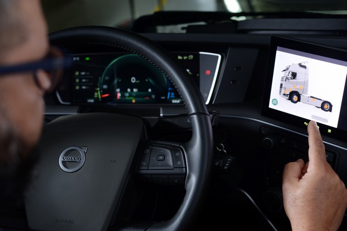 Volvo lança manual digital do motorista, com acesso pelo painel e smartphones