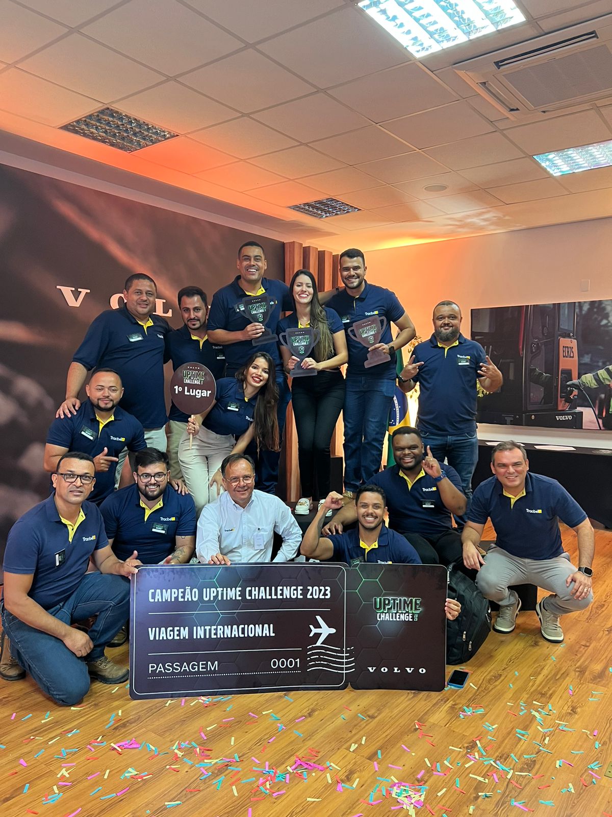 Equipe vencedora do Uptime Challenge e diretores da Tracbel (Volvo)