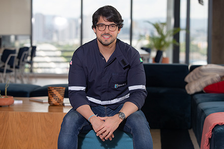 Túlio Cerviño, CEO da Trackfy, empresa que produz o capacete inteligente
