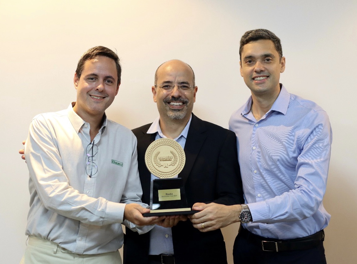 Bauko recebe prêmio como melhor distribuidor da Komatsu no Brasil
