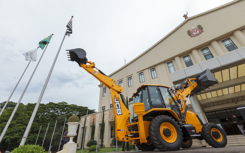 Governo de SP compra 212 retroescavadeiras da JCB