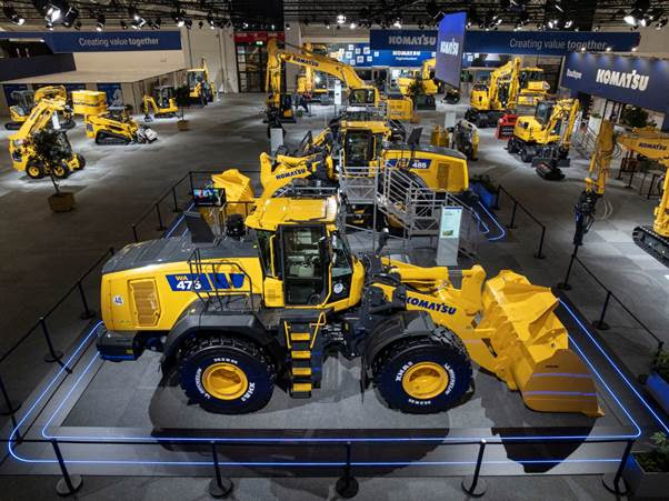 Komatsu aposta em inovação e eletrificação na Bauma 2025