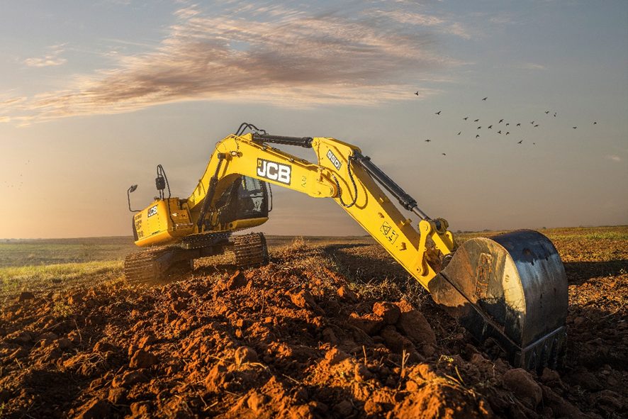 JCB lança nova linha de escavadeiras e reforça estratégia de crescimento no Brasil