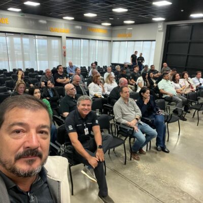 Wandy, presidente da Apelmat, mostra visitantes presentes na TerraVerde